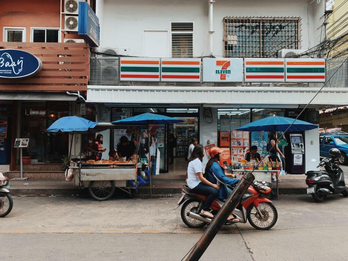 Oasis Cafe And Nap Ostello Bangkok Esterno foto
